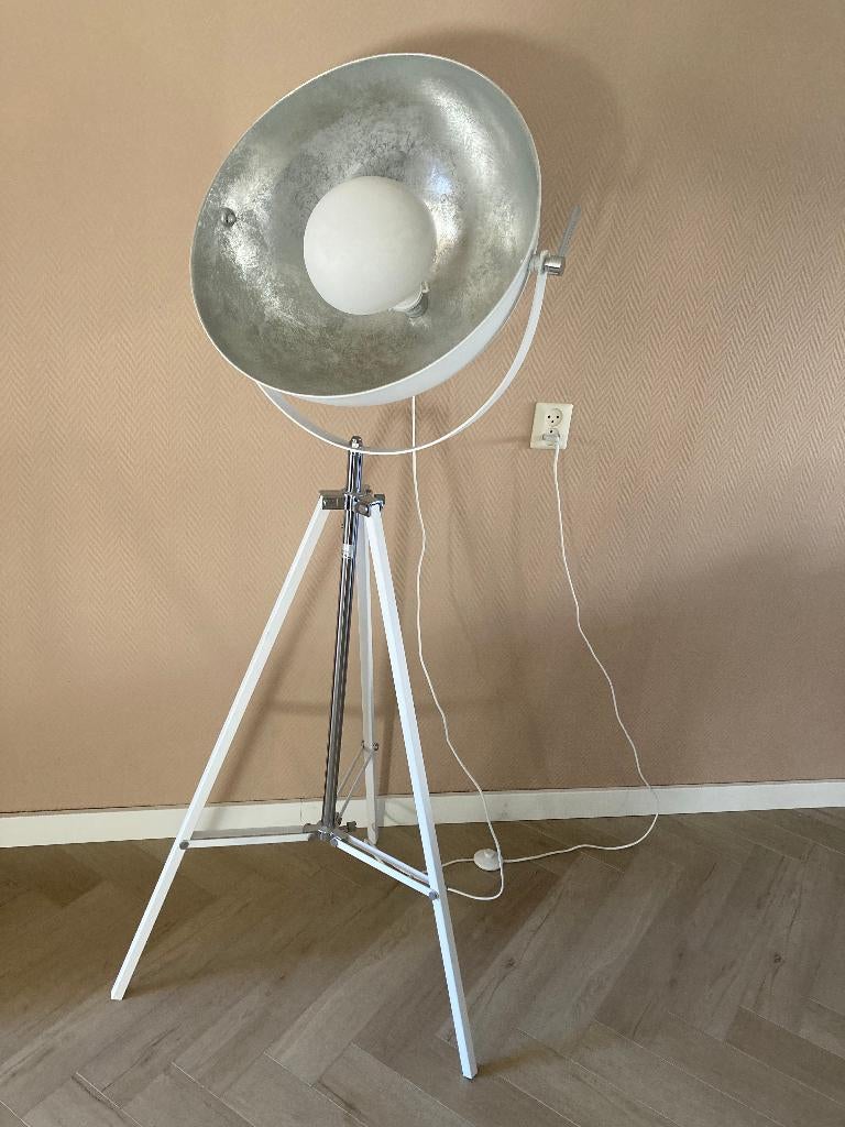 Industriële vloerlamp Eclips driepoot kleur mat wit / zilver, Ophalen, Zo goed als nieuw, Metaal, 150 tot 200 cm