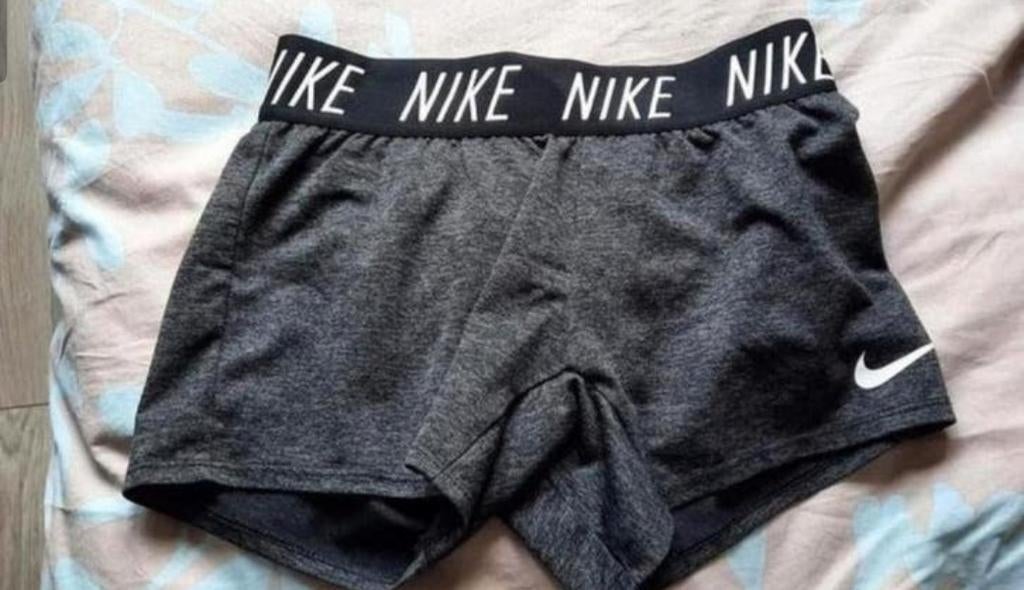Sportbroek nike kindermaat s 128 - 137 cm 8-10 yrs, Kinderen en Baby's, Kinderkleding | Maat 128, Ophalen of Verzenden