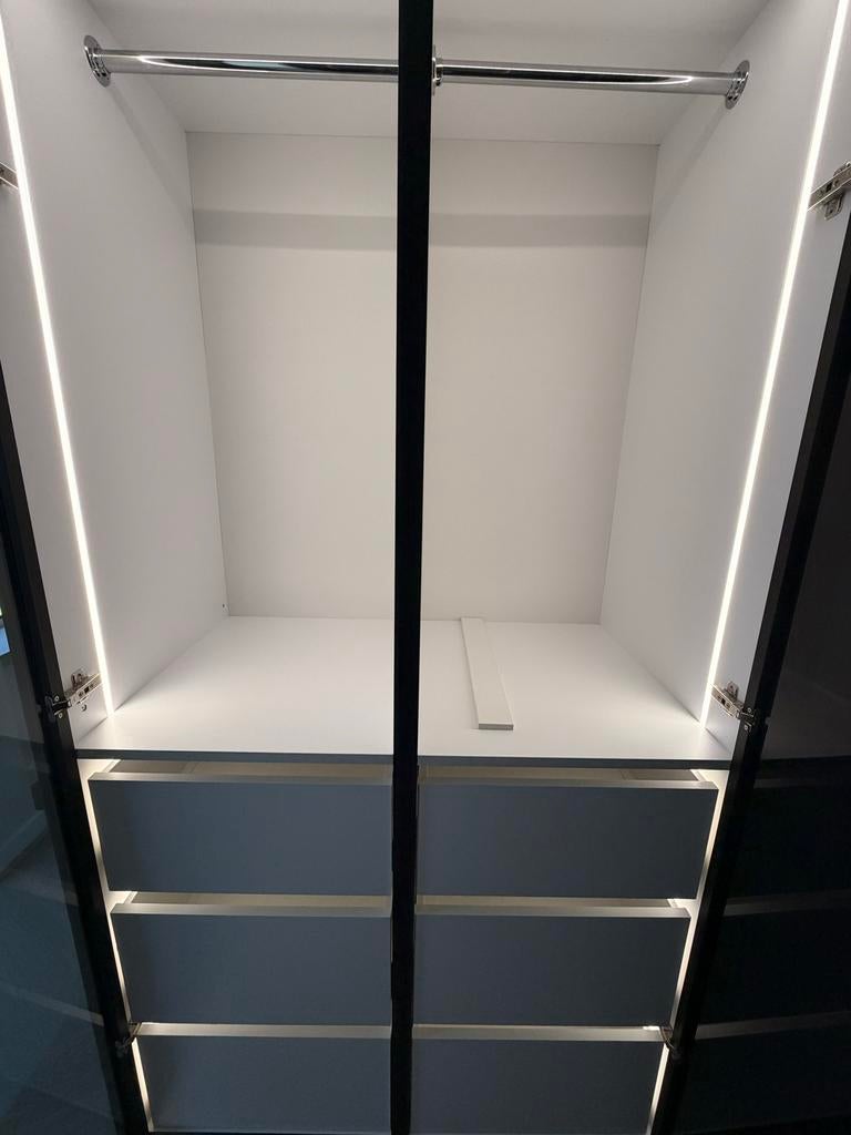 Prachtige, gloednieuwe kledingkast van hoge kwaliteit, Met klep(pen), Nieuw, Ophalen of Verzenden, 200 cm of meer