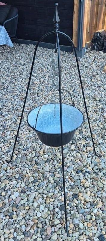 Decoratieve driepoot om buiten te koken., Houtskool, Onbekend, Nieuw, Ophalen of Verzenden