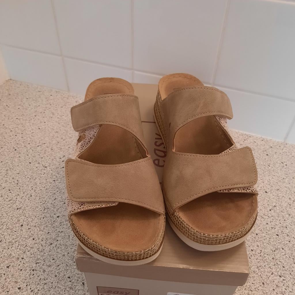 Dames slippers met klittenband maat 39, Kleding | Dames, Schoenen, Beige, Nieuw, Ophalen of Verzenden, Easy street