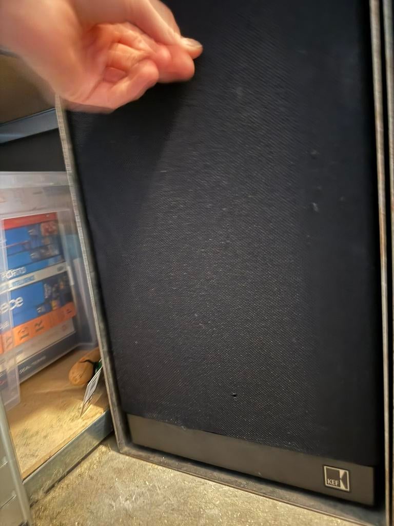 4x KEF 303 speakers + RVS muurbeugels – goed werkend vintage, Ophalen, Zo goed als nieuw, Front, Rear of Stereo speakers, Overige merken