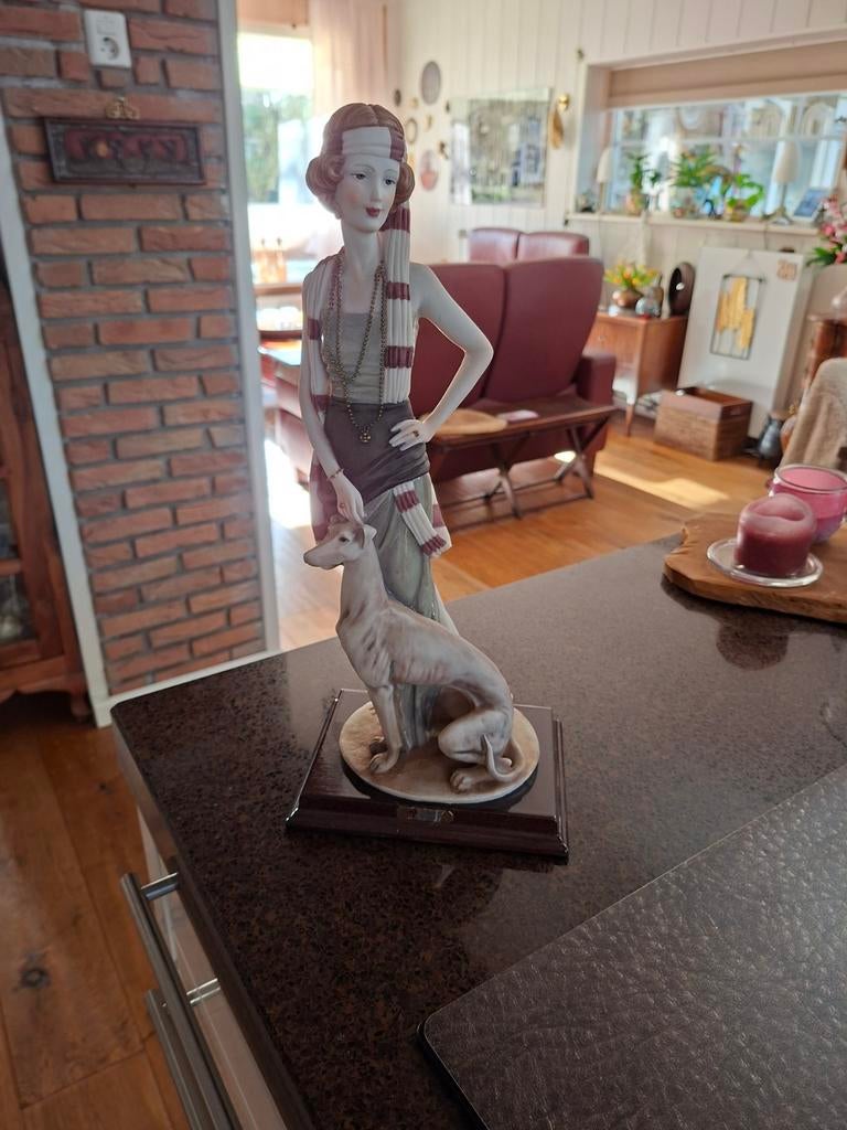 Prachtige Art Deco Beeld Dame met Windhond - Gesigneerd, Ophalen of Verzenden