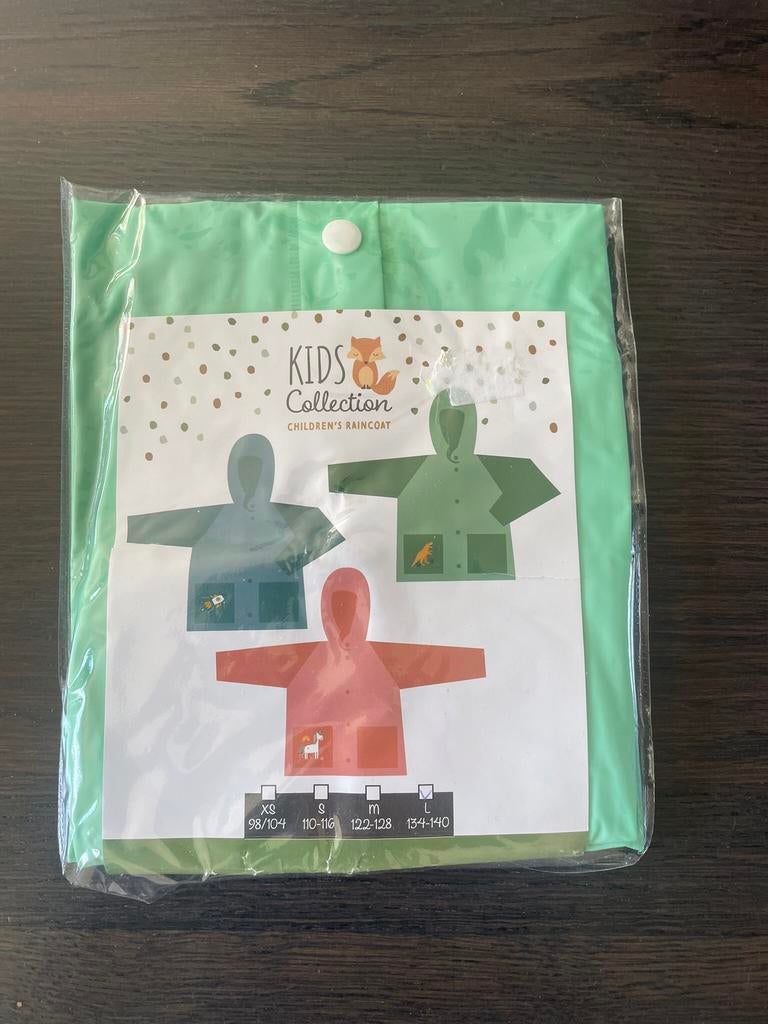 Nog in plastic: Nieuw groen Regen Jasje maat 134/140, Ophalen of Verzenden, Nieuw, Jongen of Meisje, Overige typen