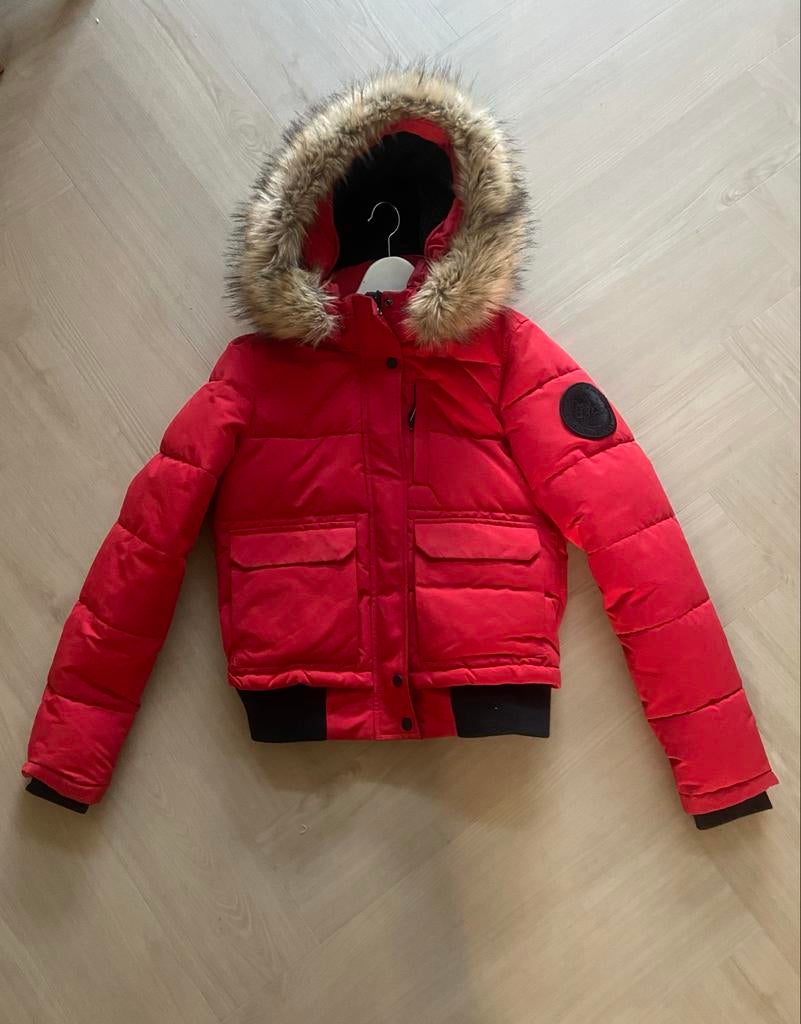 Superdry Winterjas - Rood met Bontkraag, Kleding | Dames, Jassen | Winter, Zo goed als nieuw, Maat 38/40 (M), Rood, Ophalen