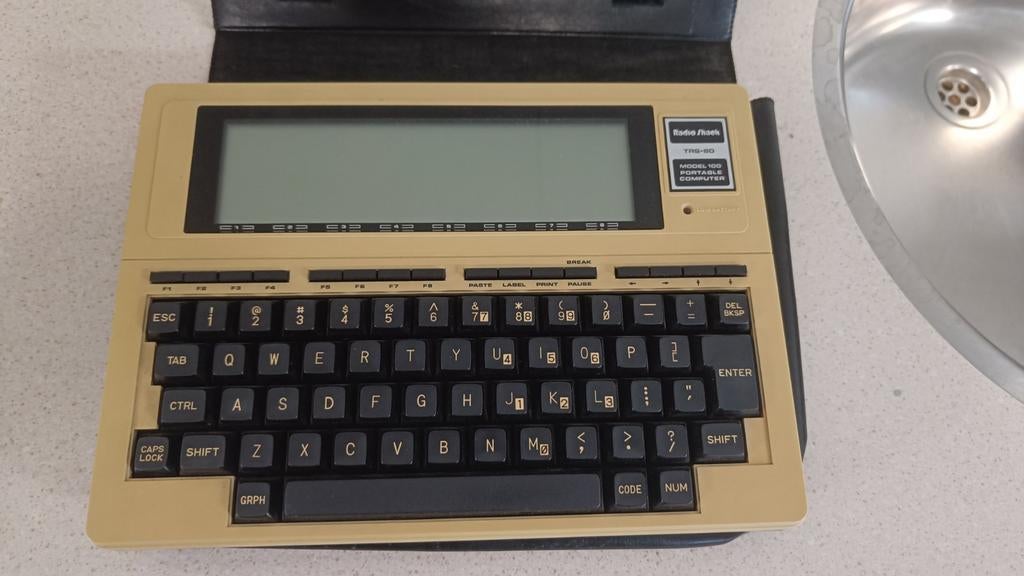 TRS-80 Model 100 Portable Computer + originele hoes, Computers en Software, Vintage Computers, Ophalen