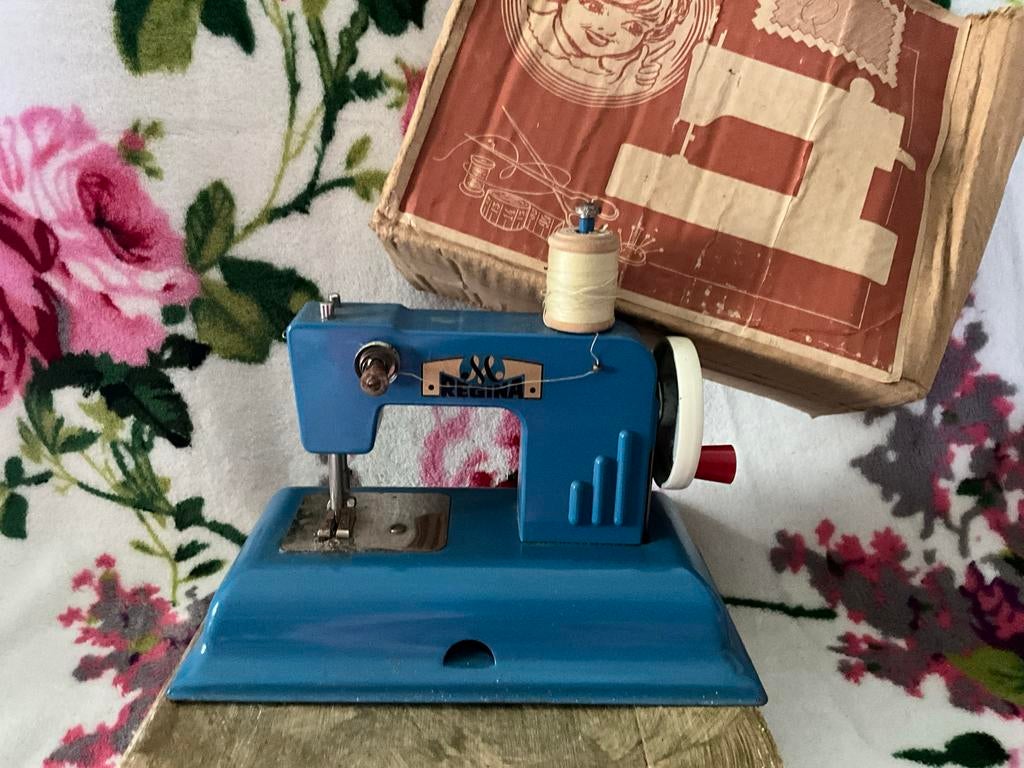 Antieke Regina kinder naaimachine met originele doos, Ophalen of Verzenden