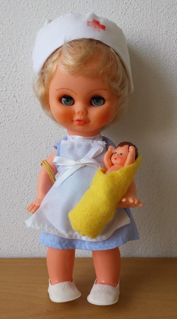 Ari - Verpleegster met Baby Pop - jaren 60 of 70, Verzamelen, Poppen, Ophalen of Verzenden, Pop, Nvt, Nvt