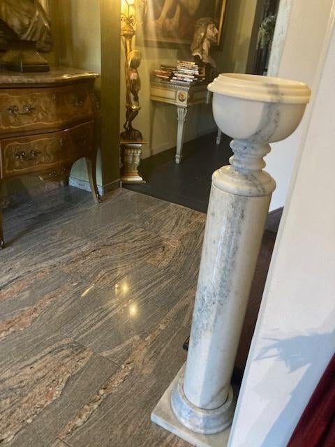 Marmeren pilaar met vaas tuinvaas, Ophalen, Zo goed als nieuw