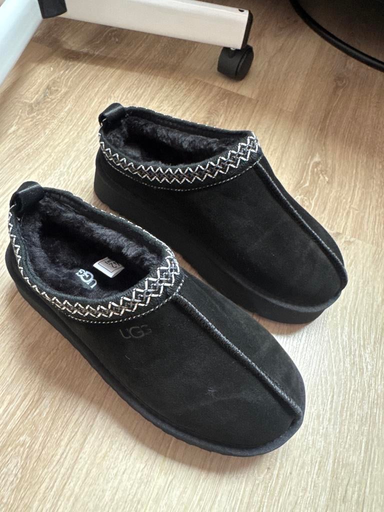 Zwarte Uggs pantoffels - Comfort en stijl, Ophalen of Verzenden, Nieuw, Zwart, Pantoffels of Sloffen