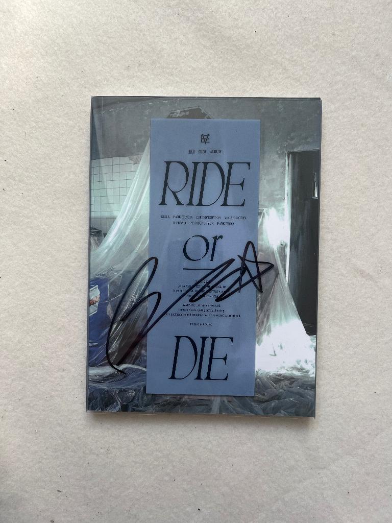 Evnne Hanbin signed album kpop, Verzamelen, Muziek, Artiesten en Beroemdheden, Verzenden, Zo goed als nieuw, Cd of Plaat, Gesigneerd