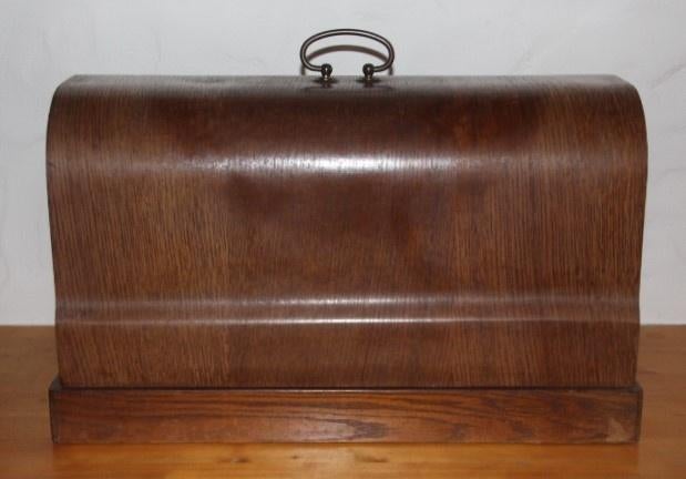 Oude naaimachine met koffer, Ophalen