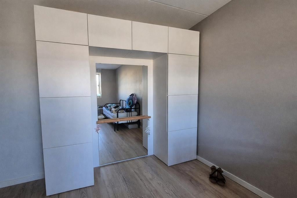 Ikea Besta kledingkast met spiegel en ballet barre, Huis en Inrichting, Kasten | Kledingkasten, Ophalen