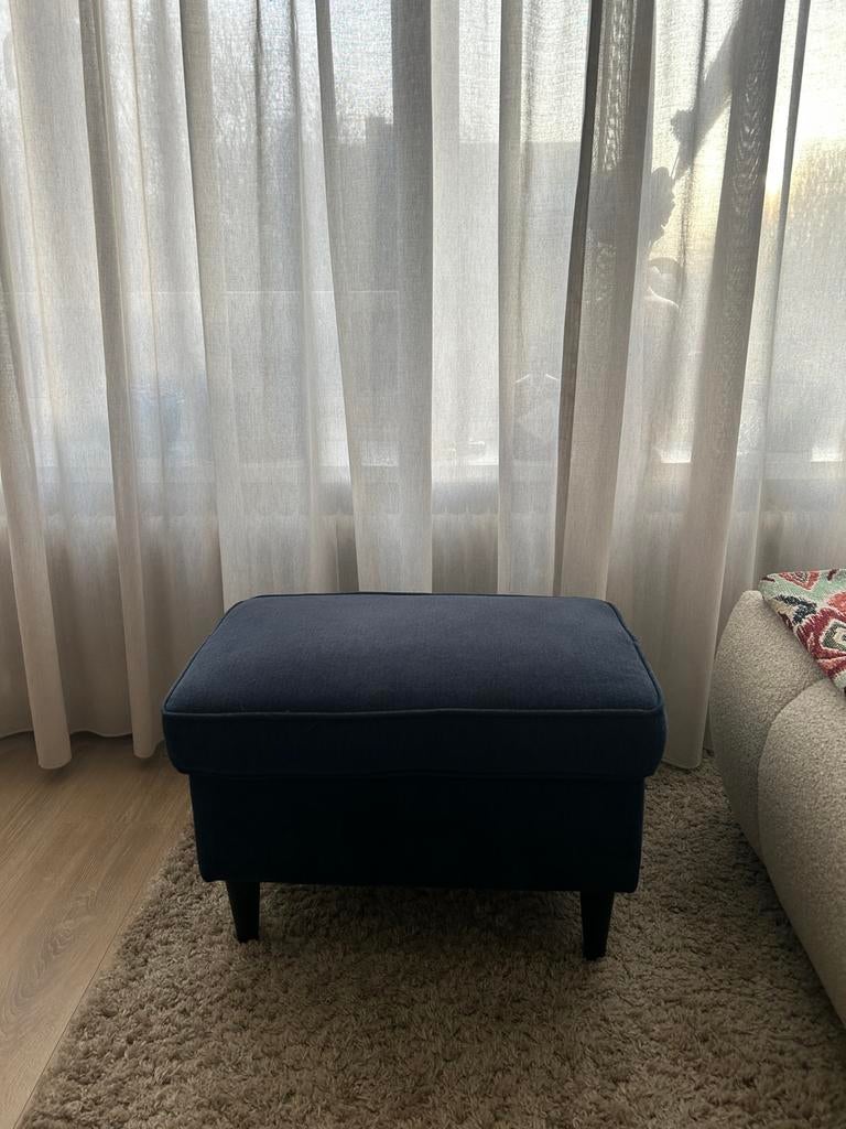 IKEA Strandmon poef - donkerblauw, Huis en Inrichting, Banken | Voetenbanken en Poefen, Ophalen, Zo goed als nieuw, Stof, Rechthoekig