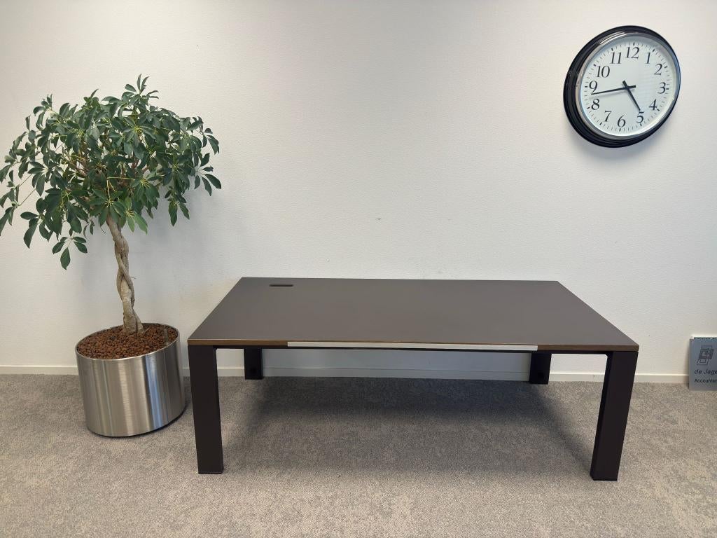 Bureau met schroef en kabelgoot , 35 stuks, Ophalen of Verzenden, In hoogte verstelbaar, Gebruikt, Bureau