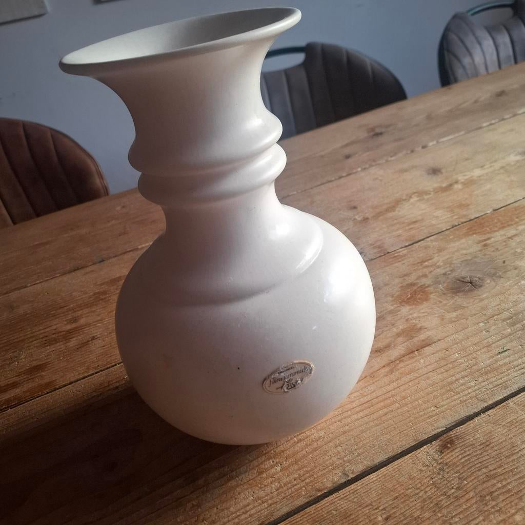 Flora  vintage Gouda keramiek vaas, Wit, Aardewerk of Porselein, Ophalen of Verzenden, Zo goed als nieuw