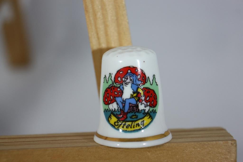 Efteling vingerhoedje kabouter met paddestoelen ZGAN, Ophalen of Verzenden, Zo goed als nieuw, Beeldje of Poppetje