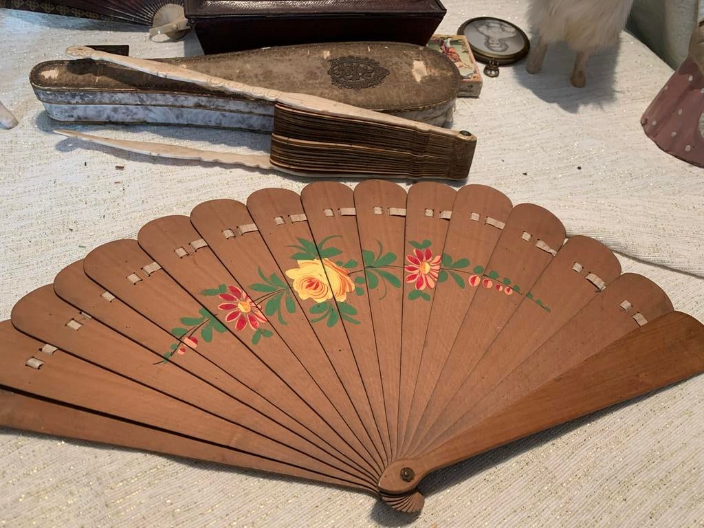 Antieke houten waaier met bloemmotief, Ophalen of Verzenden