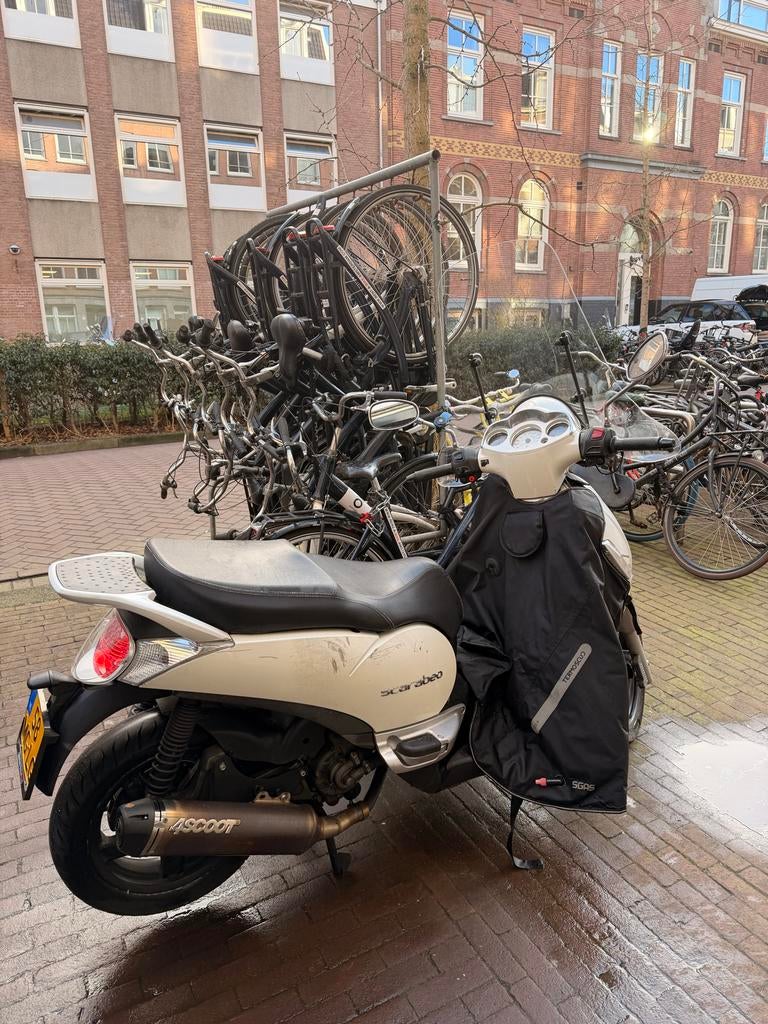 Aprilia 300cc Motorscooter 4T uit 2010, Motoren, Scooter, 300 cc, Particulier, Sportuitlaat