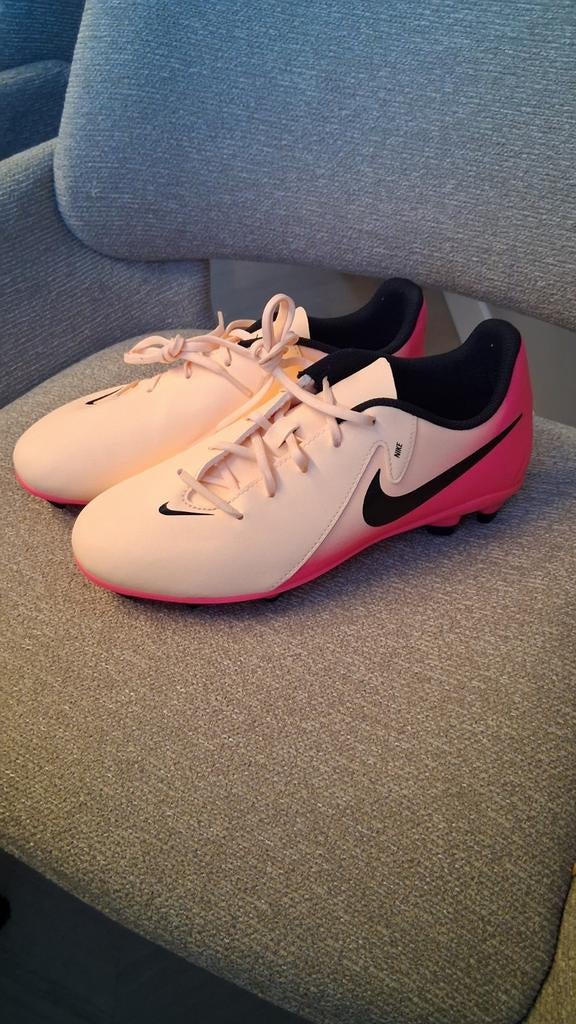 Nike voetbalschoenen maat 38,5 - nieuw, Maat XS of kleiner, Ophalen of Verzenden, Nieuw, Schoenen