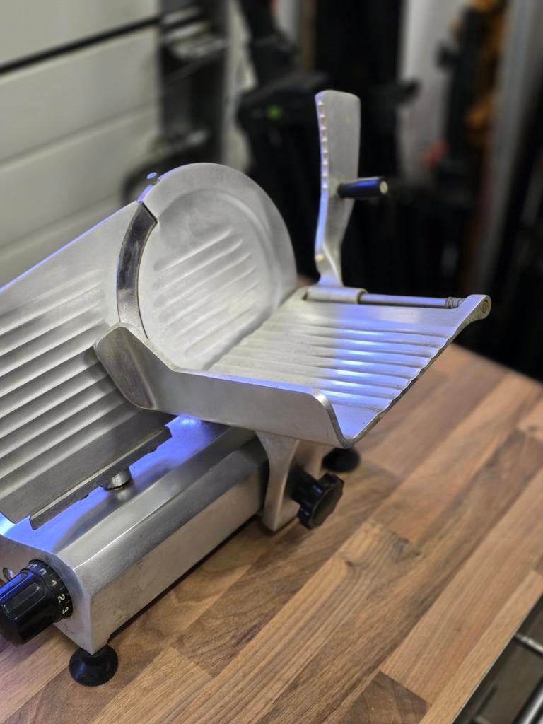 Professionele vleessnijmachine - Mach Emga, Ophalen