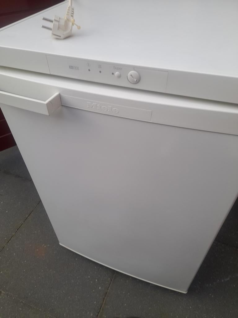 Compacte Miele ijskist, Ophalen, Minder dan 85 cm, Minder dan 75 liter, Zonder vriesvak