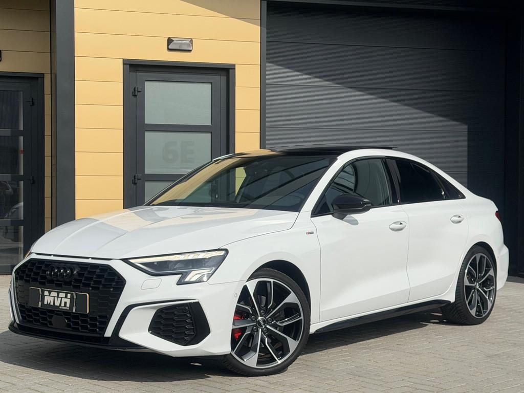Audi A3 Limousine 35 TFSI Edition One - S-Line - Pano - Carp, 1498 cc, 4 cilinders, 150 pk, Wit