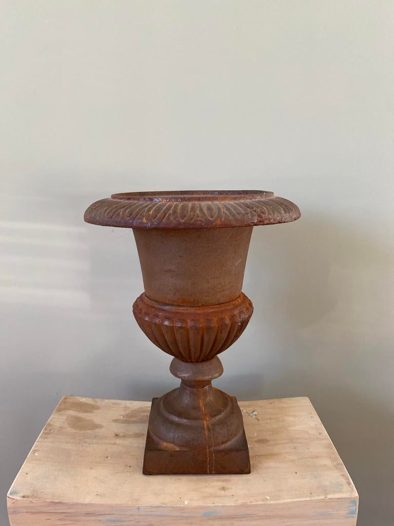 Decoratieve gietijzeren pot - 37 cm hoog, Ophalen of Verzenden