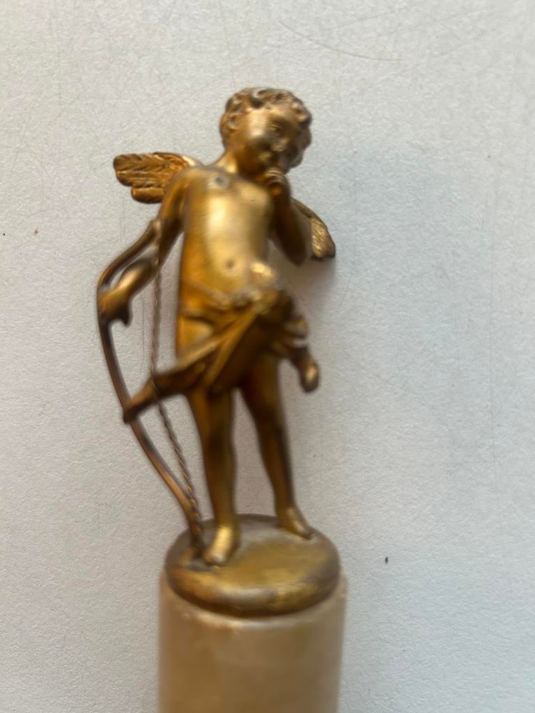 Vergulde engel op marmeren sokkel, Ophalen of Verzenden, Brons