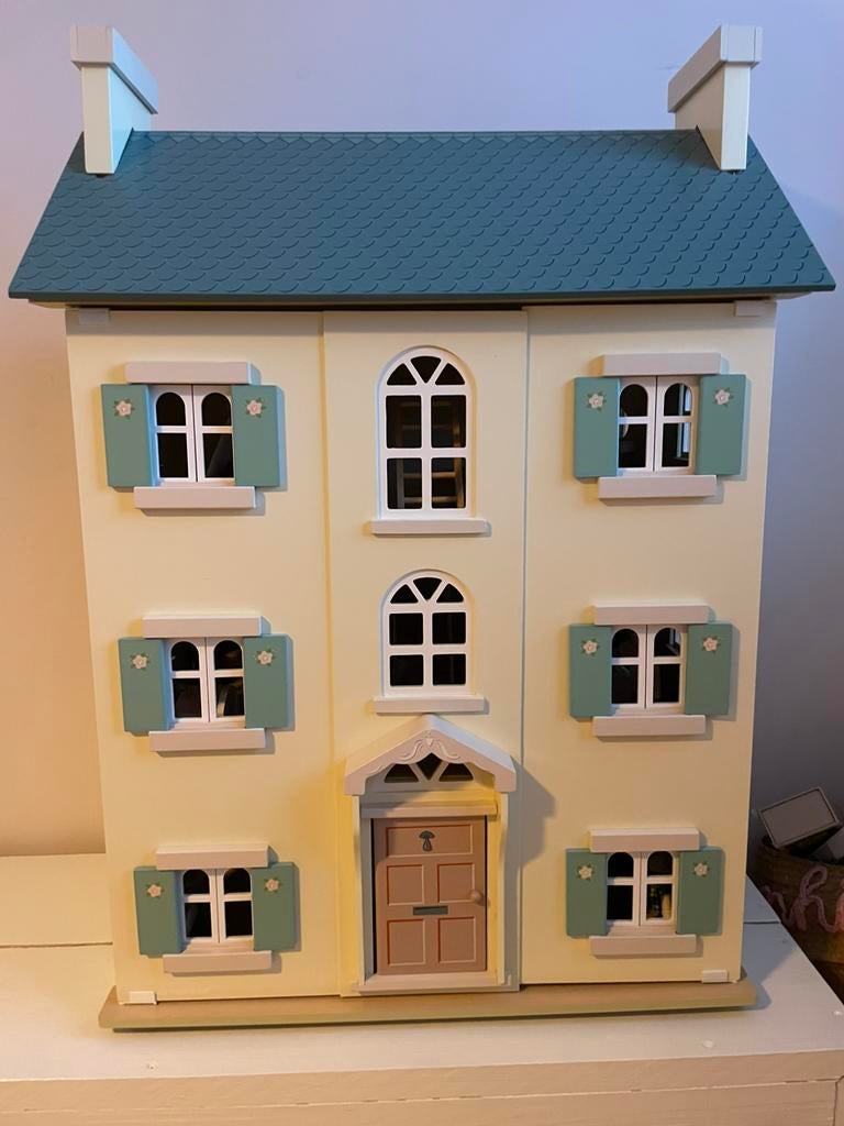 Le Toy Van Cherry Tree Hall poppenhuis + complete inrichting, Kinderen en Baby's, Speelgoed | Poppenhuizen, Ophalen, Zo goed als nieuw