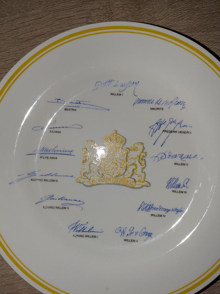 wandbord koningshuis - handtekeningen - limited edition, Ophalen of Verzenden, Zo goed als nieuw, Nederland, Servies