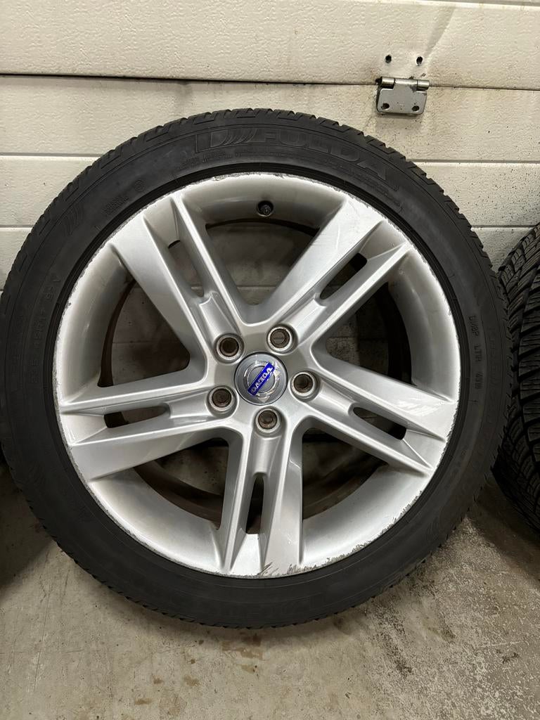 Volvo Winterset 235/45R17, Auto-onderdelen, Banden en Velgen, Ophalen, Gebruikt, Banden en Velgen, 17 inch