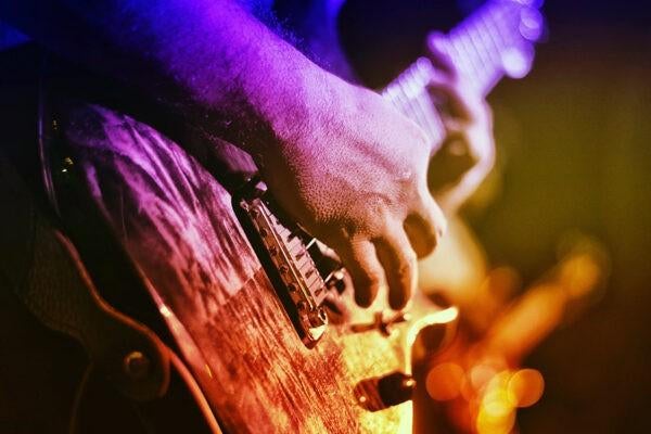 Gevraagd gitaarleraar, Diensten en Vakmensen, Muziekles en Zangles, Komt aan huis, Snaarinstrumenten