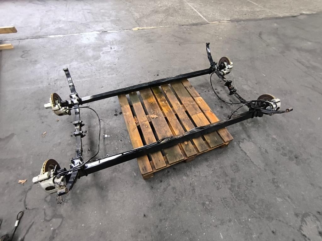 4 Complete assen met bladveren en wielen (zwart), Ophalen, Gebruikt