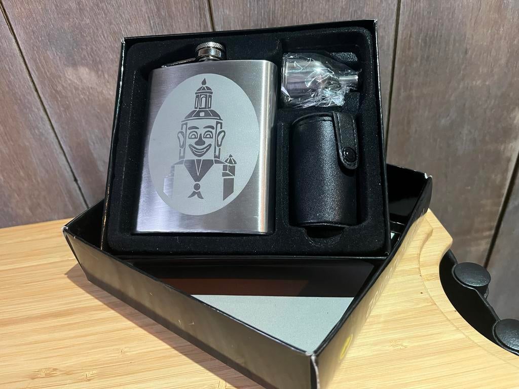 Vintage Heupfles Set met Trechter en Etui Peperbus, Ophalen of Verzenden, Nieuw, Feestartikel, Carnaval
