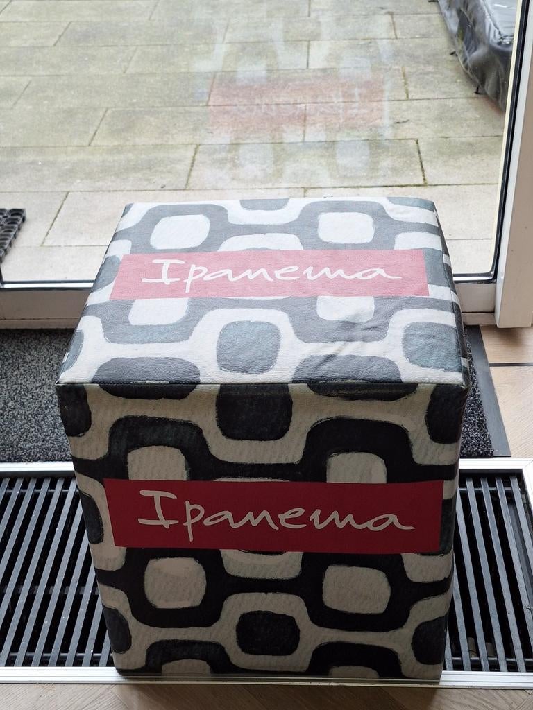 Ipanema poef hocker voor in schoenenwinkel, Minder dan 50 cm, Minder dan 50 cm, Ophalen of Verzenden, Zo goed als nieuw