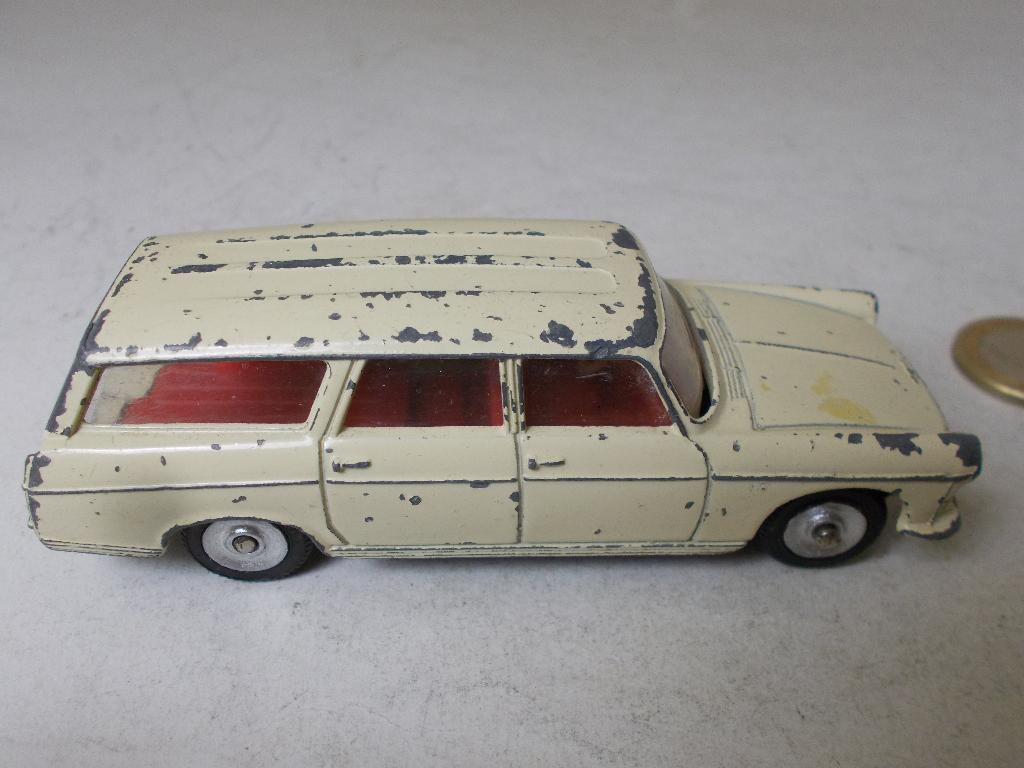 1965 Dinky Toys 525 PEUGEOT 404 BREAK (Opknapper.), Hobby en Vrije tijd, Modelauto's | 1:43, Ophalen of Verzenden, Gebruikt, Auto