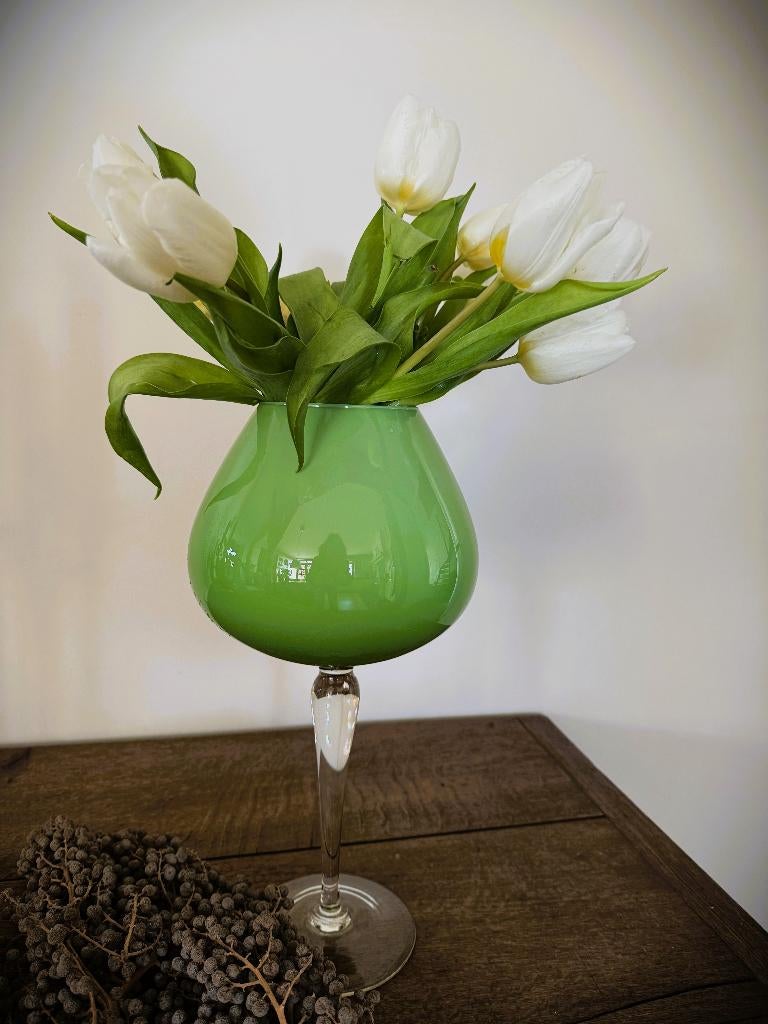 Mondgeblazen glazen opaline vaas op helder glazen voet, Overige kleuren, Ophalen of Verzenden, Minder dan 50 cm, Glas