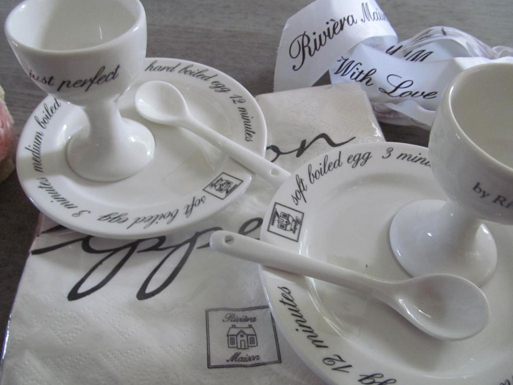 Riviera Maison Just Perfect Egg 2 Eierdoppen + 2 Lepels, Overige typen, Nieuw, Ophalen of Verzenden, Overige stijlen