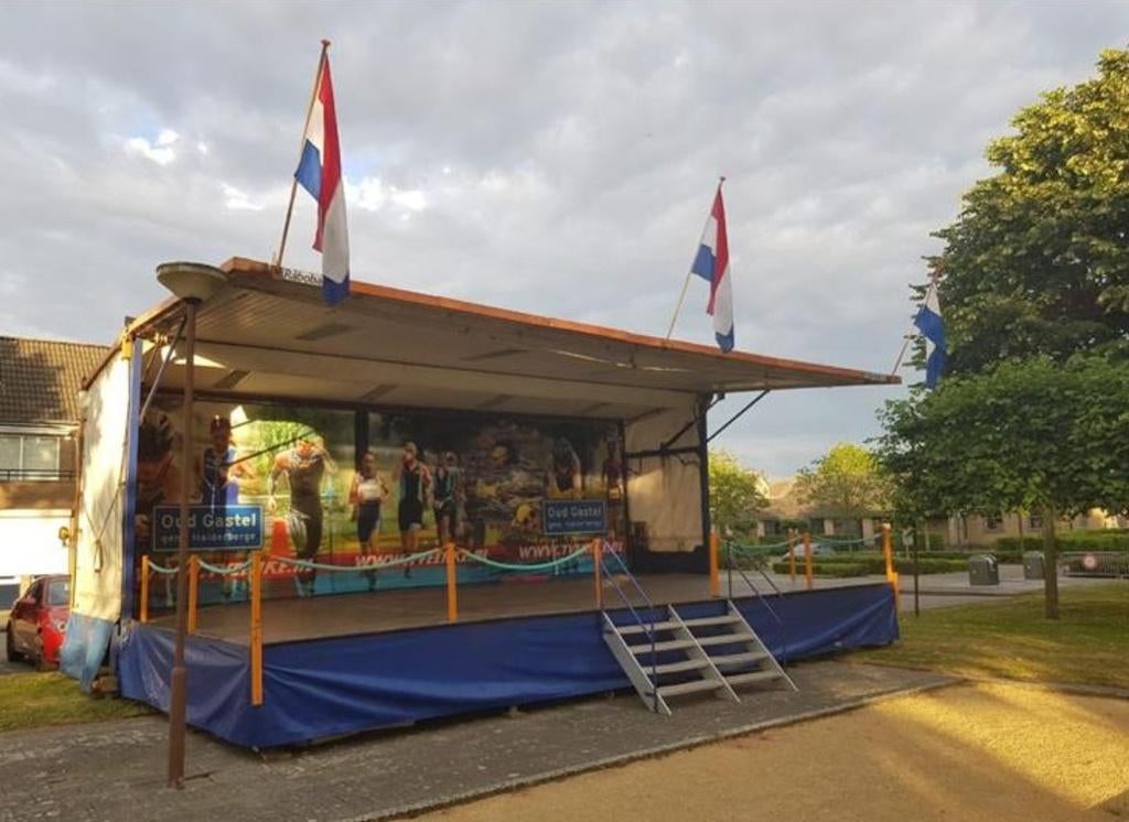 Podiumwagen, hydraulische luifel en podium 10x10m, Ophalen, Gebruikt, Carnaval