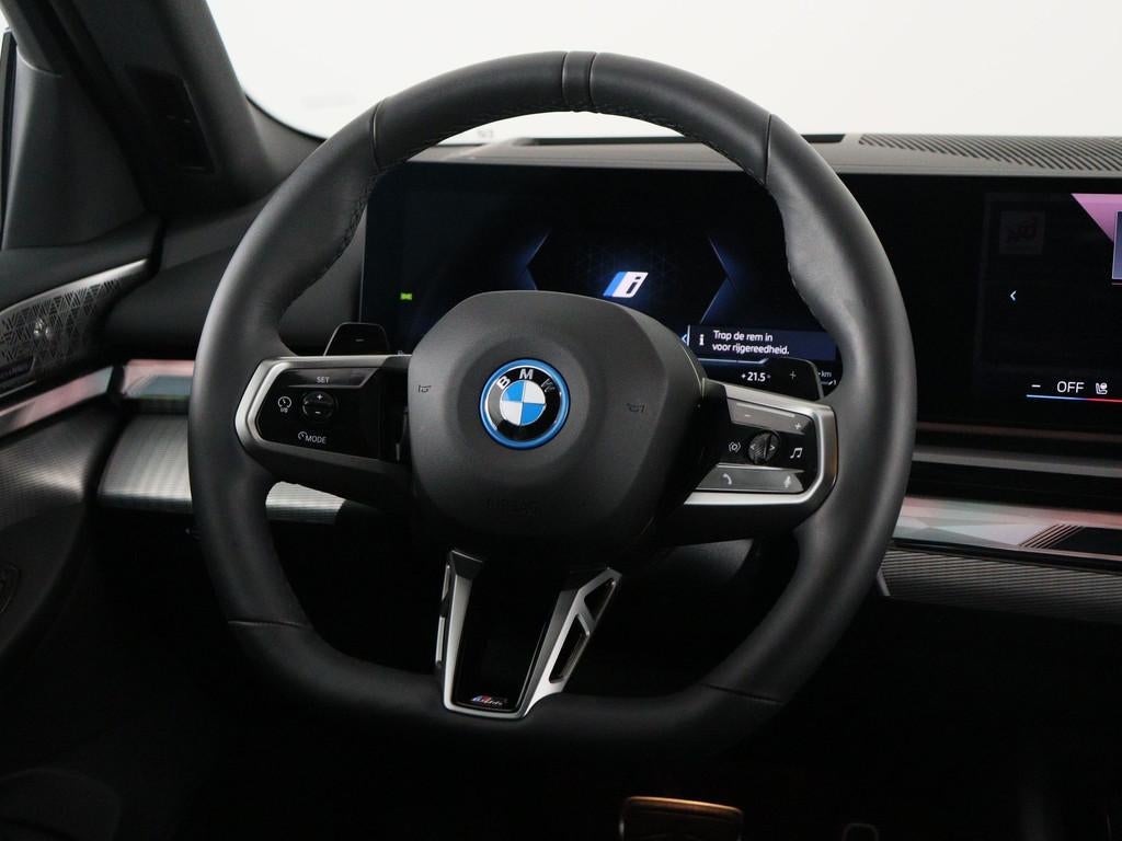 BMW 5 Serie Touring 550e xDrive (bj 2025, automaat), Auto's, BMW, Automaat, Gebruikt, Blauw, Overige brandstoffen