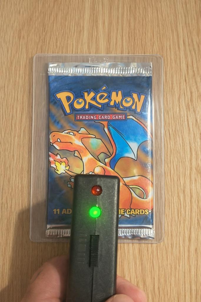 Pokémon Base HEAVY Booster Pack Charizard (TCG), Ophalen of Verzenden, Nieuw, Booster