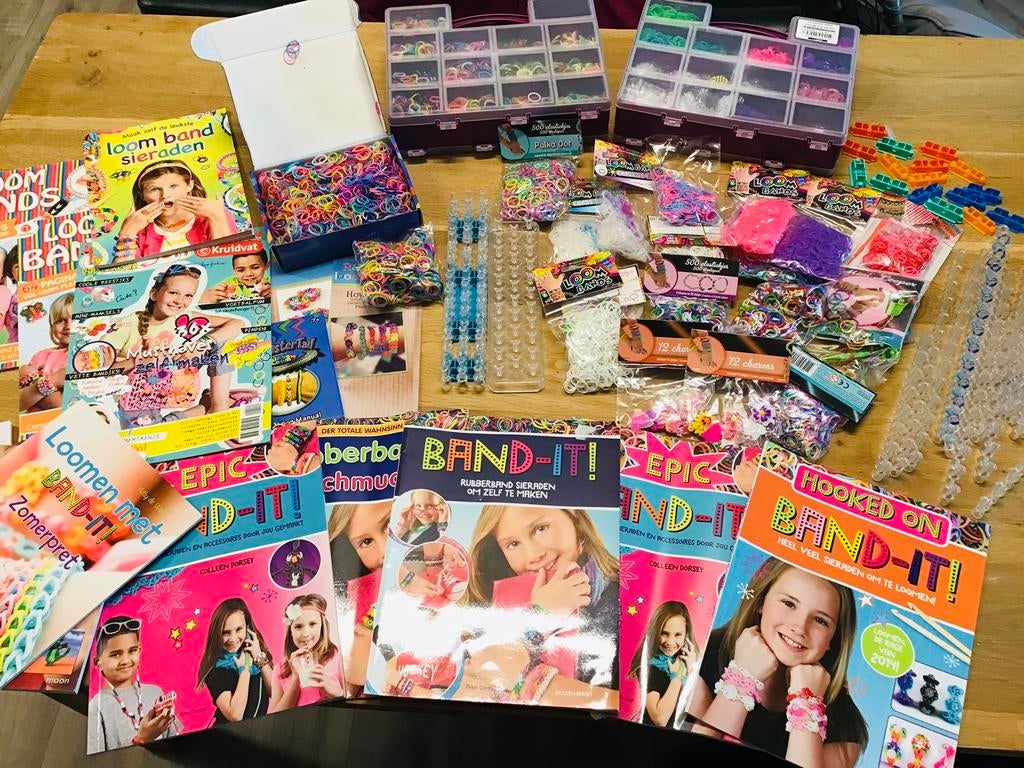 Loom bandjes en meer, zie foto’s, ZGAN, Ophalen of Verzenden, Zo goed als nieuw, Meerkleurig, Knutselmateriaal