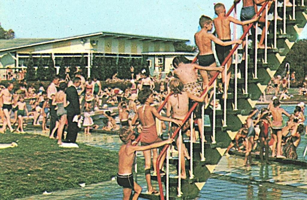 802339 Hoeven N Br 1967 Bosbad  Zwembad Gelopen met zegel, Verzamelen, Ansichtkaarten | Nederland, Ophalen of Verzenden, 1960 tot 1980