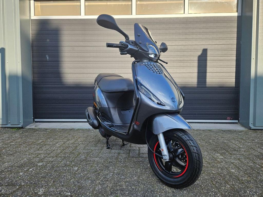 PIAGGIO ZIP 4T E5 BROM 2021 MAGIC GREY NIEUWSTAAT 104KM!!, Maximaal 45 km/u, Onbekend, Ophalen of Verzenden, Zo goed als nieuw