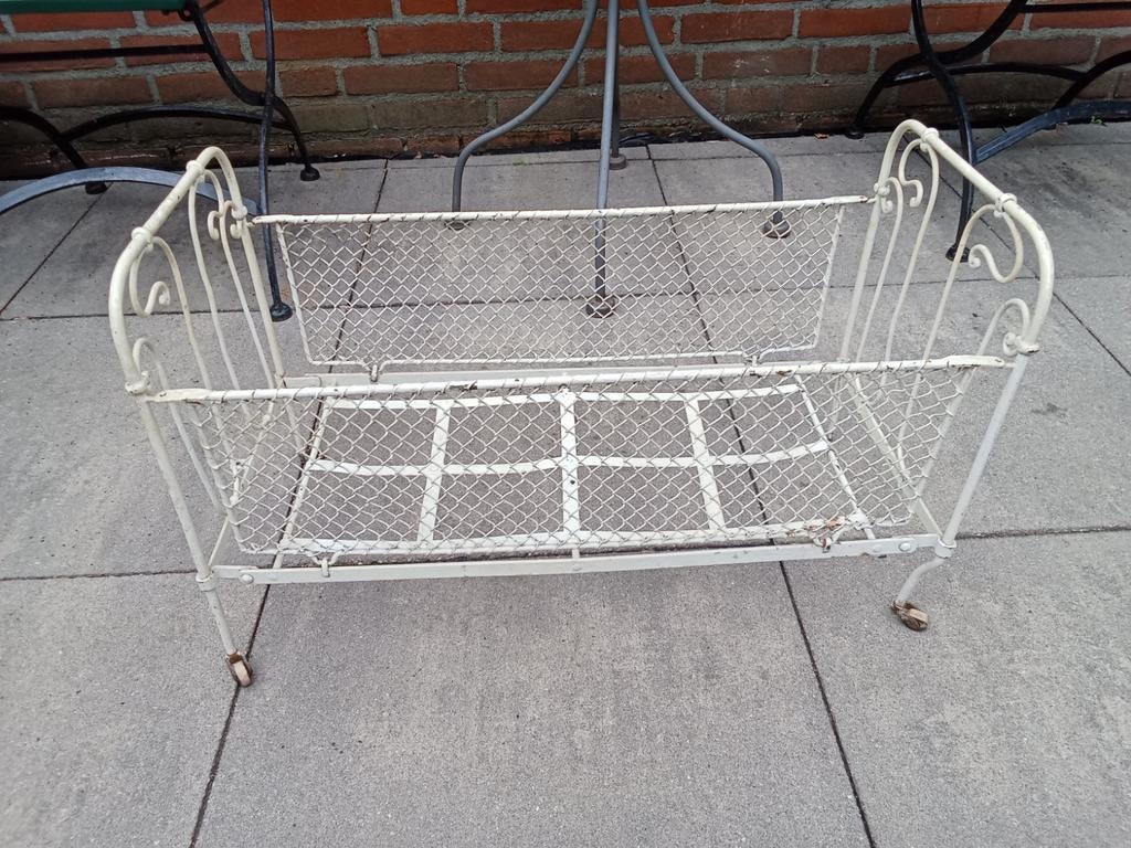 Wit metalen vintage poppen wiegje op wieltjes, Antiek en Kunst, Antiek | Speelgoed, Ophalen of Verzenden