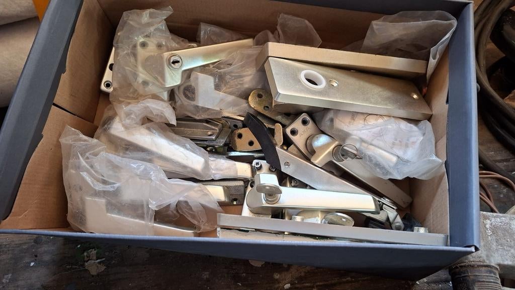 Partij deurbeslag: klinken, sloten en scharnieren, Doe-het-zelf en Verbouw, Hang- en Sluitwerk, Ophalen, Zo goed als nieuw, Rvs