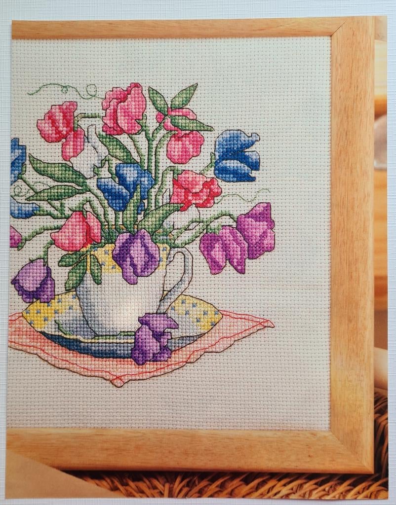 Bloemen in kop en schotel, boekenlegger 3 borduurpatronen, Hobby en Vrije tijd, Borduren en Borduurmachines, Nieuw, Patroon, Handborduren