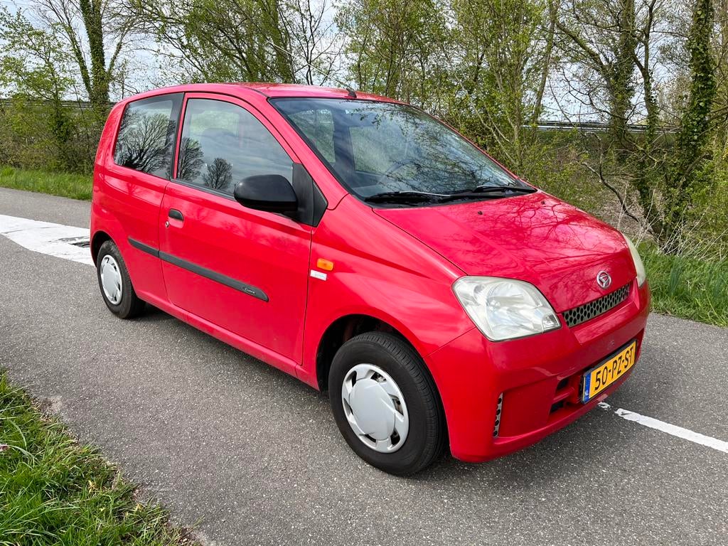 Daihatsu Cuore 1.0 Osaka 3D 2005 Rood, Voorwielaandrijving, 600 kg, Zwart, 18 €/maand