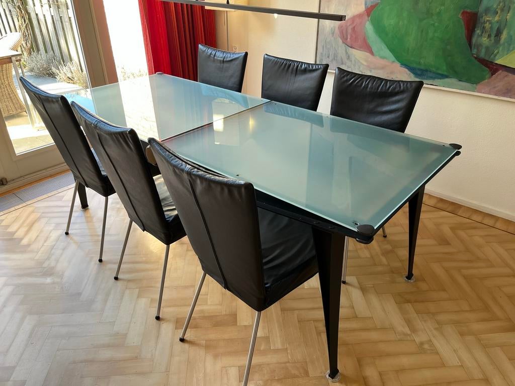 Design eettafel melkglas blad, zwarte stalen poten, Ophalen of Verzenden, Zo goed als nieuw, Strak modern, 4 tot 6 stoelen
